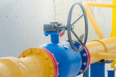 Gaz vanası renkli boya ile boyanır.