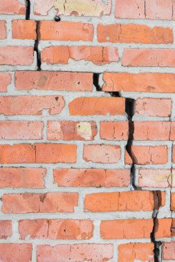 Eski tuğla duvar çatlaklar. Kırmızı tuğla duvar.