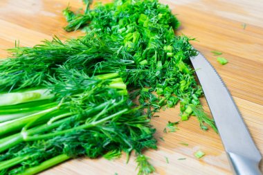 Dereotu çeşitli yemekler için eklemek için taze bir payın.