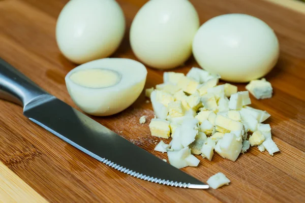 Κόβουμε Βραστά Αυγά Προετοιμάσει Διαφορετικά Πιάτα — Φωτογραφία Αρχείου