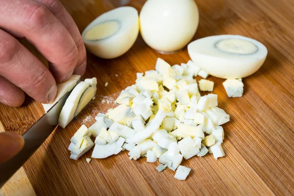 Cortar Los Huevos Cocidos Para Preparar Diferentes Platos —  Fotos de Stock