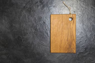 Ahşap kesim siyah bir zemin üzerine kurulu. Metniniz için yer.