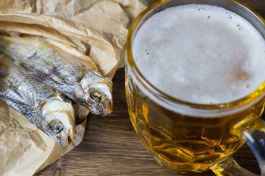 Geleneksel Rus aperatifler bira için. Kağıt üzerinde kurutulmuş roach.