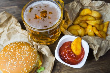 Fast food ve soğutulmuş bardak taze hafif bira.
