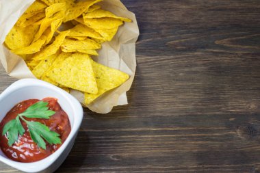 Klasik domates salsa ile cips mısır cipsi. Taze soğuk bira ile lezzetli aperatifler mükemmeldir.