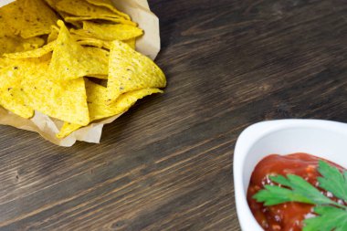 Klasik domates salsa ile cips mısır cipsi. Taze soğuk bira ile lezzetli aperatifler mükemmeldir.