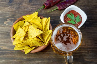 Klasik domates salsa ile cips mısır cipsi. Taze soğuk bira ile lezzetli aperatifler mükemmeldir.