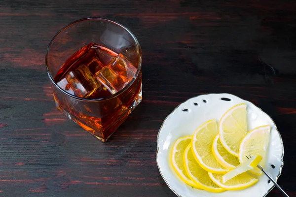Стакан алкоголя и нарезанный лимон. . — стоковое фото