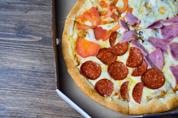 Pizza para encomendar. Pizza em uma caixa de papelão . — Fotografia de Stock