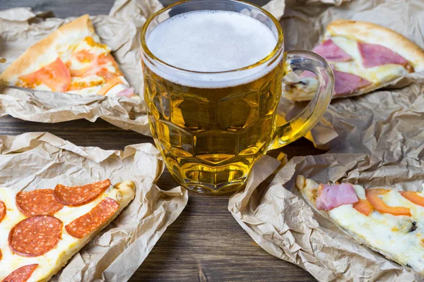 Cerveza ligera en vidrio y pizza italiana fragante . — Foto de Stock