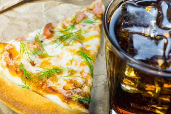 얼음 차가운 콜라 한 잔 맛 있는 피자. — 스톡 사진