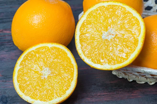 Laranja suculenta cortada ao meio para fazer suco de laranja para o café da manhã . — Fotografia de Stock