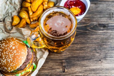 Fast food ve soğutulmuş bardak taze hafif bira.