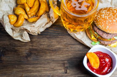 Fast food ve soğutulmuş bardak taze hafif bira.
