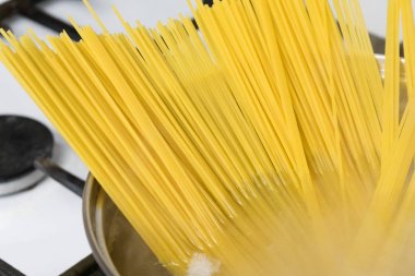 Spagetti bir gaz sobası üzerinde kaynar suda pişirilir. Geleneksel İtalyan yemekleri.