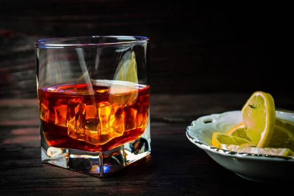 アルコールとスライス レモンのガラス. — ストック写真
