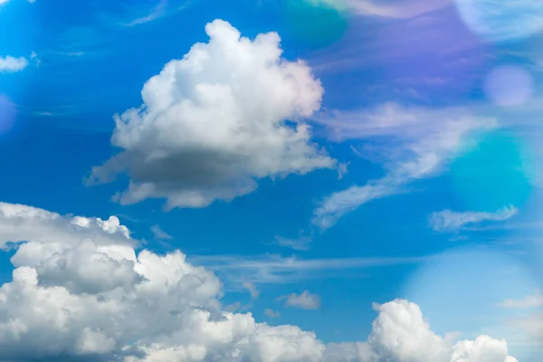 Bulutlar mavi gökyüzü arka plan üzerinde. Güneşli gün. — Stok fotoğraf