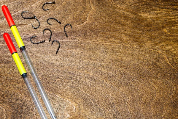 Αξεσουάρ ψαρέματος σε ξύλινο υπόβαθρο. Θέση για το κείμενό σας. — Φωτογραφία Αρχείου