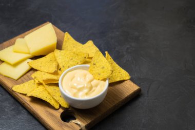 Nacho tortilla cips Mısır. Peynirli cips. metniniz için yer.
