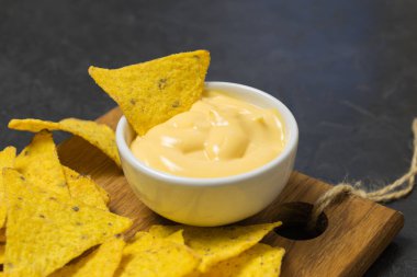 Nacho tortilla cips Mısır. Peynirli cips. metniniz için yer.