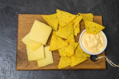 Nacho tortilla cips Mısır. Peynirli cips. metniniz için yer.