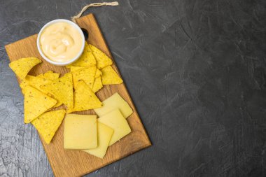 Nacho tortilla cips Mısır. Peynirli cips. metniniz için yer.