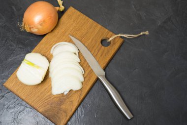 Kesilmiş soğan meşe tahta üzerinde. Metniniz için yer.