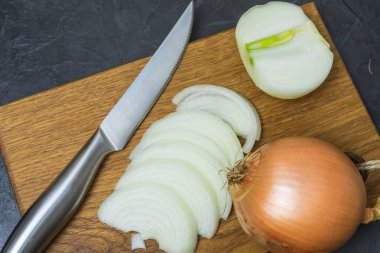 Kesilmiş soğan meşe tahta üzerinde. Metniniz için yer.