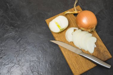 Kesilmiş soğan meşe tahta üzerinde. Metniniz için yer.