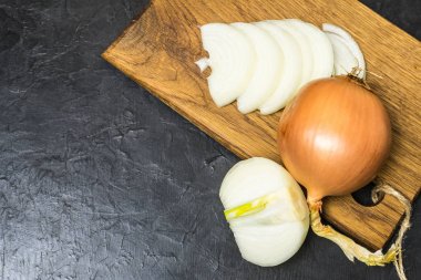 Kesilmiş soğan meşe tahta üzerinde. Metniniz için yer.
