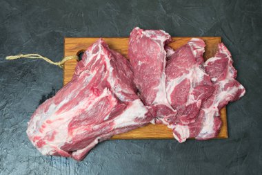 Bir kesme tahtası üzerinde çiğ et. metniniz için yer.