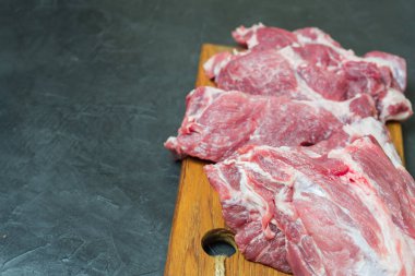 Bir kesme tahtası üzerinde çiğ et. metniniz için yer.