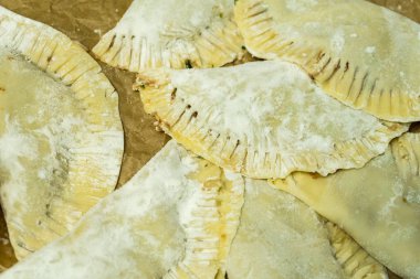 Buruşuk kağıt arka plan üzerinde sulu chebureks.