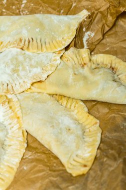 Buruşuk kağıt arka plan üzerinde sulu chebureks.