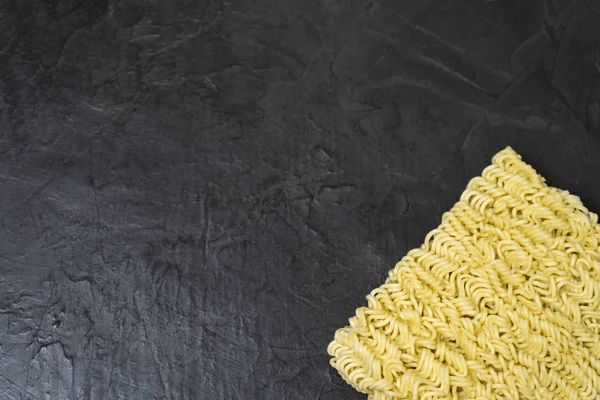 Fideos de huevo sobre fondo negro. Lugar para su texto . — Foto de Stock