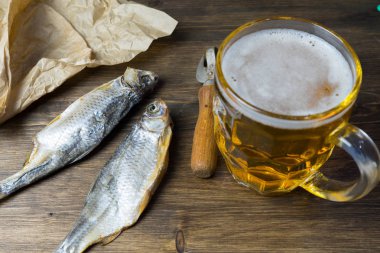 Geleneksel Rus aperatifler bira için. Kağıt üzerinde kurutulmuş roach.