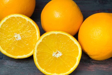 Sulu turuncu kahvaltıda portakal suyu yapmak için ikiye böldüm.