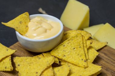 Nacho tortilla cips Mısır. Peynirli cips. metniniz için yer.