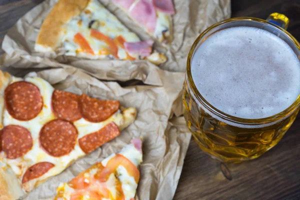 Cerveja leve em vidro e pizza italiana perfumada . — Fotografia de Stock