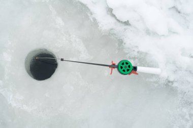 Olta kış balıkçılık için buz üzerinde olduğunu. Kış balıkçılık üzerinde ısırma balık için bekleyin.