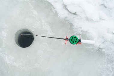 Olta kış balıkçılık için buz üzerinde olduğunu. Kış balıkçılık üzerinde ısırma balık için bekleyin.