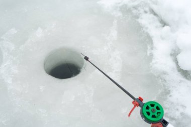 Olta kış balıkçılık için buz üzerinde olduğunu. Kış balıkçılık üzerinde ısırma balık için bekleyin.