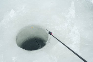 Olta kış balıkçılık için buz üzerinde olduğunu. Kış balıkçılık üzerinde ısırma balık için bekleyin.