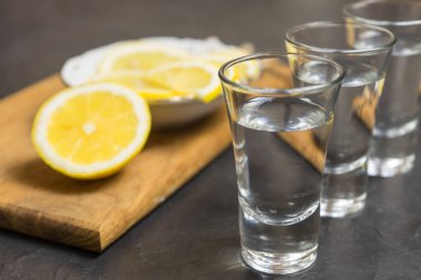 Bardak votka. Ve limon bir tabağa dilimleme. Metniniz için yer.