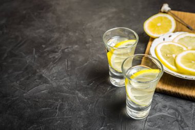 Bardak votka. Ve limon bir tabağa dilimleme. Metniniz için yer.