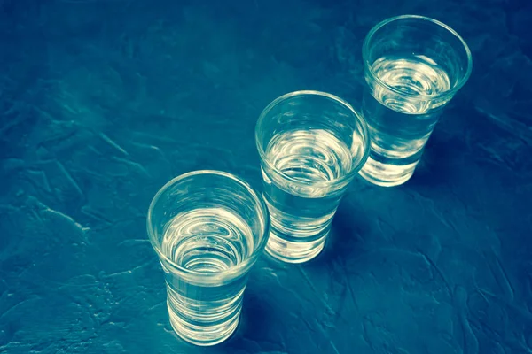 Un vaso de vodka. Y rodajas de limón en un plato. Lugar para su texto . —  Fotos de Stock