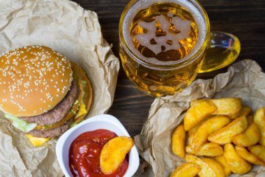 Fast food ve soğutulmuş bardak taze hafif bira.