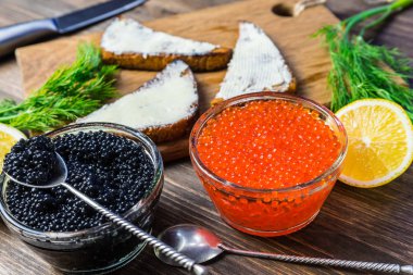 Kırmızı ve siyah havyar ile şenlikli sandviç. Sağlıklı ve lezzetli yemekler.