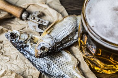 Geleneksel Rus aperatifler bira için. Kağıt üzerinde kurutulmuş roach.