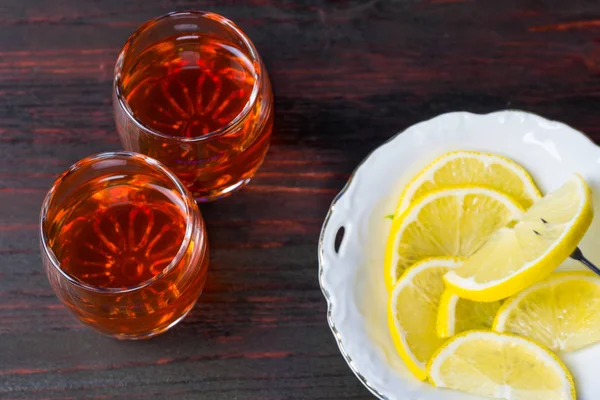 Un bicchiere di alcol e limone affettato . — Foto Stock